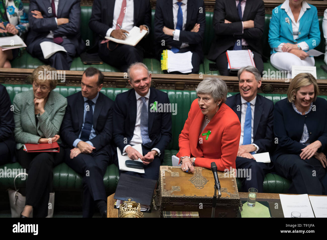 Pechino, Cina. 16 Maggio, 2019. Il Primo Ministro inglese Theresa Maggio (anteriore) assiste il Primo Ministro domande alla Camera dei Comuni di Londra, Gran Bretagna, il 15 maggio 2019. Credito: Xinhua/Alamy Live News Foto Stock