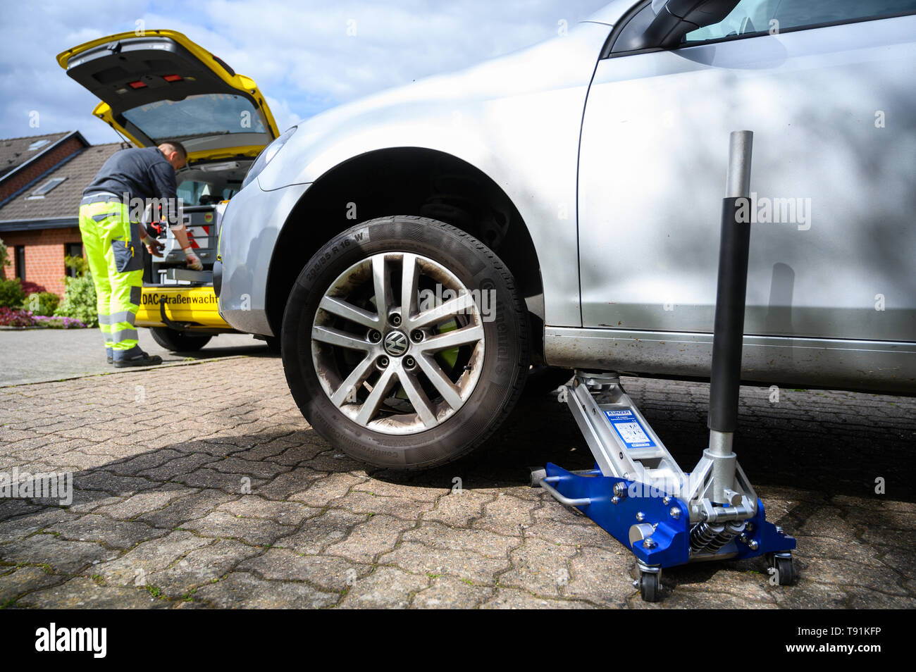 03 maggio 2019, Bassa Sassonia, Wolfenbüttel: UNA VW Automobile è sollevato per un pneumatico la riparazione, mentre una suddivisione helper dalla ADAC cerca strumenti nel suo tronco. Foto: Christophe Gateau/dpa Foto Stock