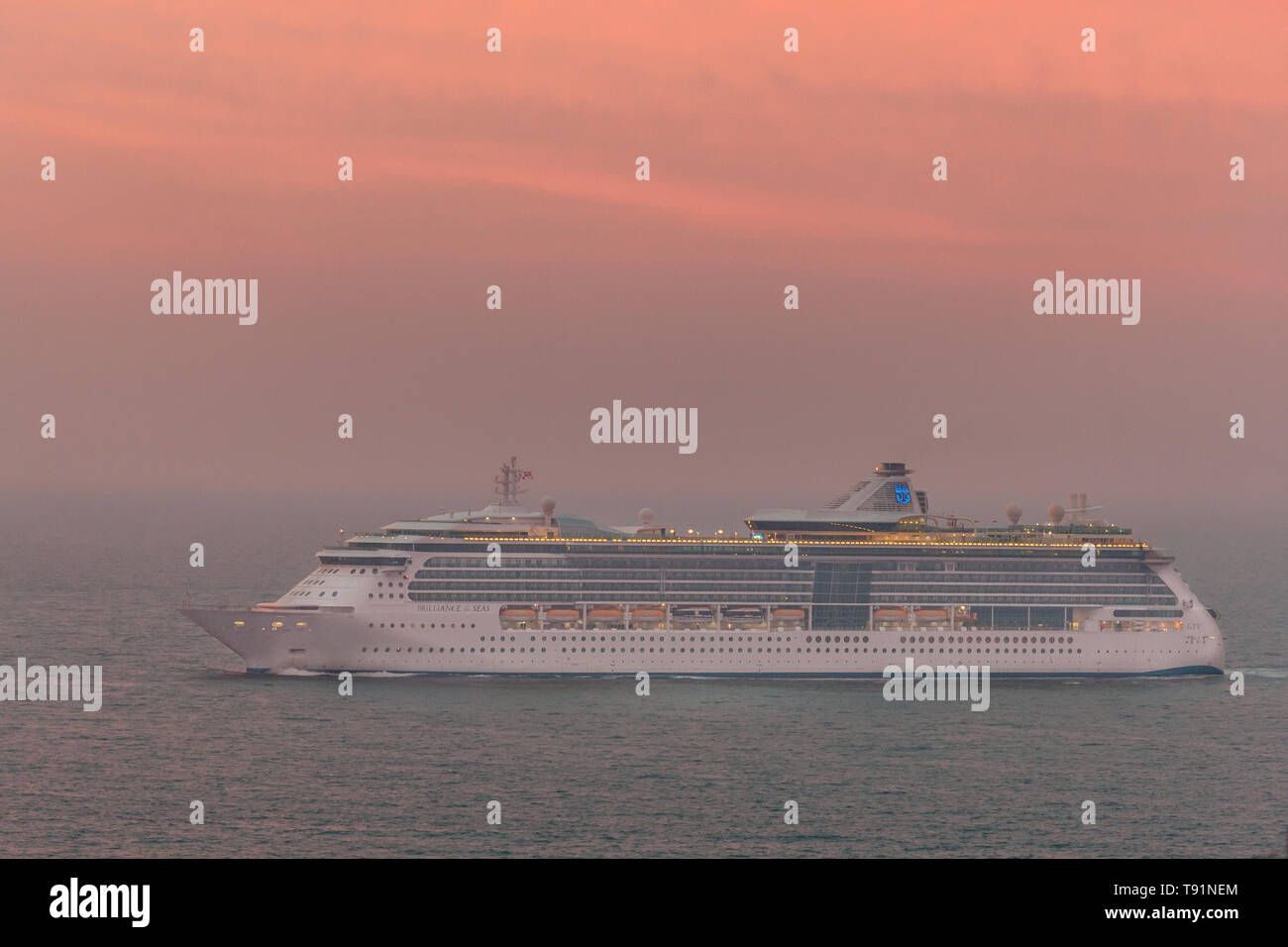 Roches Point, Cork, Irlanda. 16 Maggio, 2019. Un alba rossa saluta la Royal Caribbean Cruise Ship brillantezza dei mari come ella vapori verso Roches punto all'alba, sul suo modo di visitare la città storica di Cobh, Co. Cork, Irlanda. Credito: David Creedon/Alamy Live News Foto Stock