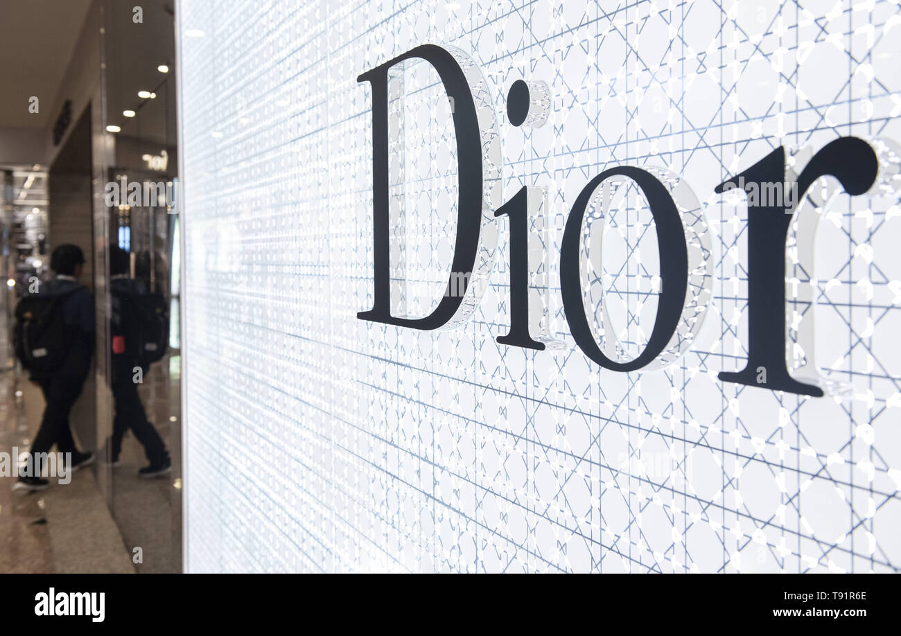 Hong Kong, Cina. 8 Maggio, 2019. Il francese Christian Dior beni di lusso, tali indumenti e prodotti di bellezza, store e logo che si vede in Hong Kong. Credito: Budrul Chukrut SOPA/images/ZUMA filo/Alamy Live News Foto Stock