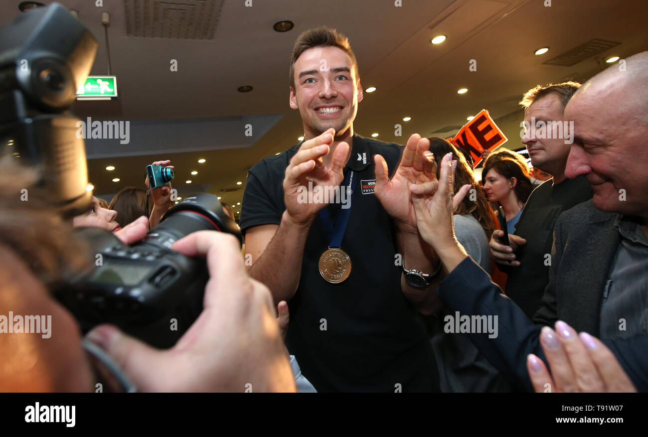 Berlino, Germania. 14 Maggio, 2019. Pallavolo: Bundesliga, il finale di stagione celebrazione BR Volleys. Georg Klein corre a ridere attraverso la folla. Credito: Andreas Gora/dpa/Alamy Live News Foto Stock