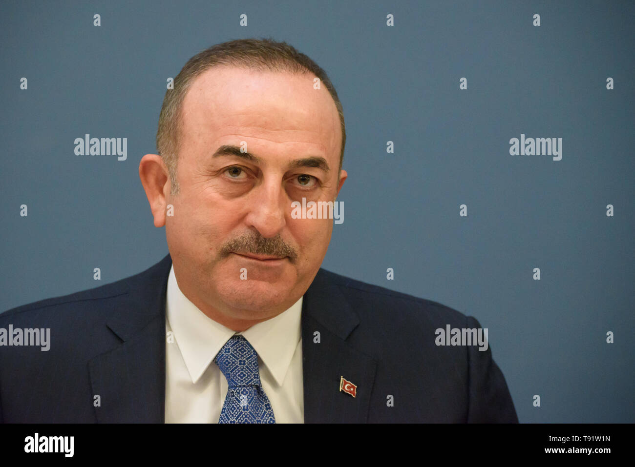 RIGA, Lettonia. 16 Maggio, 2019. Mevlut Cavusoglu, ministro degli Affari Esteri della Turchia e Edgars Rinkevics, ministro degli Affari esteri della Lettonia, durante la conferenza stampa dopo la riunione a Riga. Credito: Gints Ivuskans/Alamy Live News Foto Stock