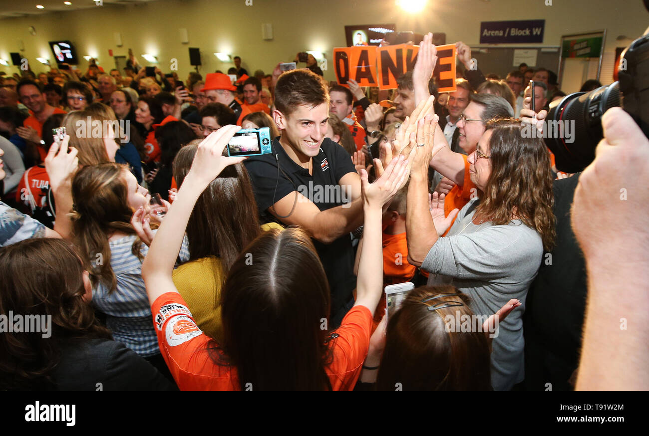 Berlino, Germania. 14 Maggio, 2019. Pallavolo: Bundesliga, il finale di stagione celebrazione BR Volleys. Moritz Reichert tubicini le mani con i fan di ridere. Credito: Andreas Gora/dpa/Alamy Live News Foto Stock