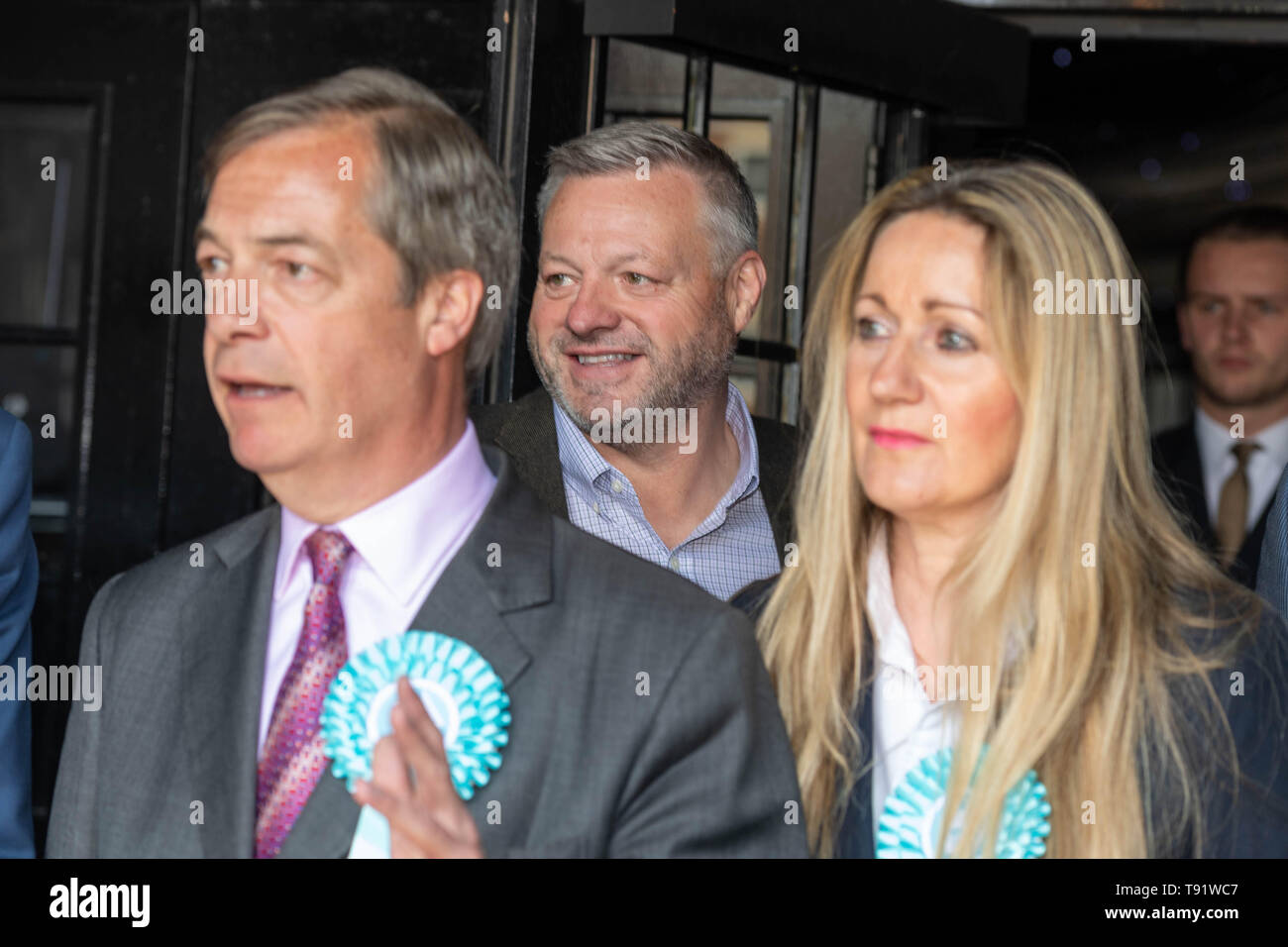 Brentwood, Essex, Regno Unito. 16 maggio 2019. 16 maggio 2019 Nigel Farage del partito Brexit parla a un Euro Elezione al rally di zucchero TOWIE Capanna, Brentwood, Essex, Regno Unito. 16 maggio 2019. Micky Norcross di TOWIE e proprietario della capanna Suger sta dietro Farage Giugno Mummery sulla destra del pictureCredit: Ian Davidson/Alamy Live News Foto Stock