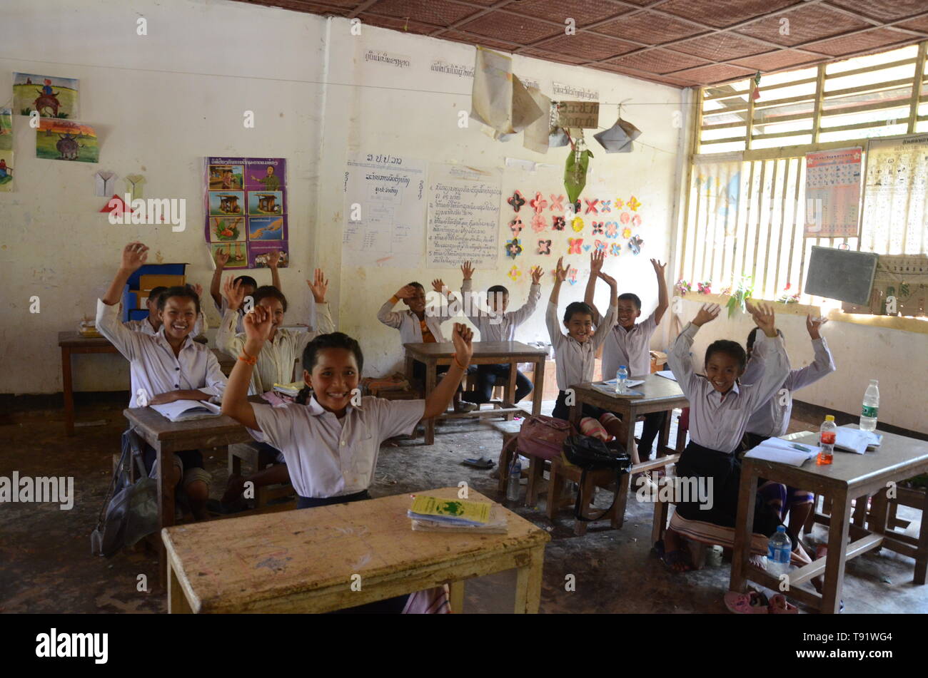 (190516) -- OUDOMXAY, 16 maggio 2019 (Xinhua) -- Gli studenti posano per una foto al Bor scuola di villaggio in Oudomxay, Laos, 15 maggio 2019. Il WFP ha consegnato la sua scuola programma alimentare nei più di 500 scuole al governo del Laos. La cerimonia di premiazione si è tenuta mercoledì a Bor scuola di villaggio in Oudomxay, circa 310 km a nord della capitale del Laos Vientiane, dove il Pam fornirà 40.000 lastre di cibo per anno per la scuola del 200 studenti. (Xinhua/Pocky Chanthaphaphone) Foto Stock