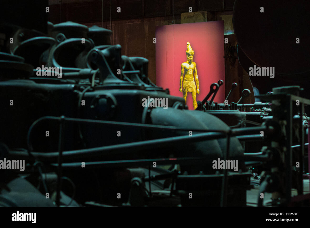 16 maggio 2019, Saarland, Völkingen: la mostra 'Faraoni Gold - 3000 anni di antichità egiziane di alta cultura' può essere visto nella sala del ventilatore del sito del Patrimonio Culturale Mondiale a Völklingen Ferriere. Secondo il museo, i circa 160 presenta forma la più grande collezione di "esclusivo e magico' gold presenta dall'antico Egitto. Essi saranno esposte in questa forma per la prima volta. La mostra sarà aperta su 18.05. e corre fino al 24.11. Foto: Oliver Dietze/dpa Foto Stock