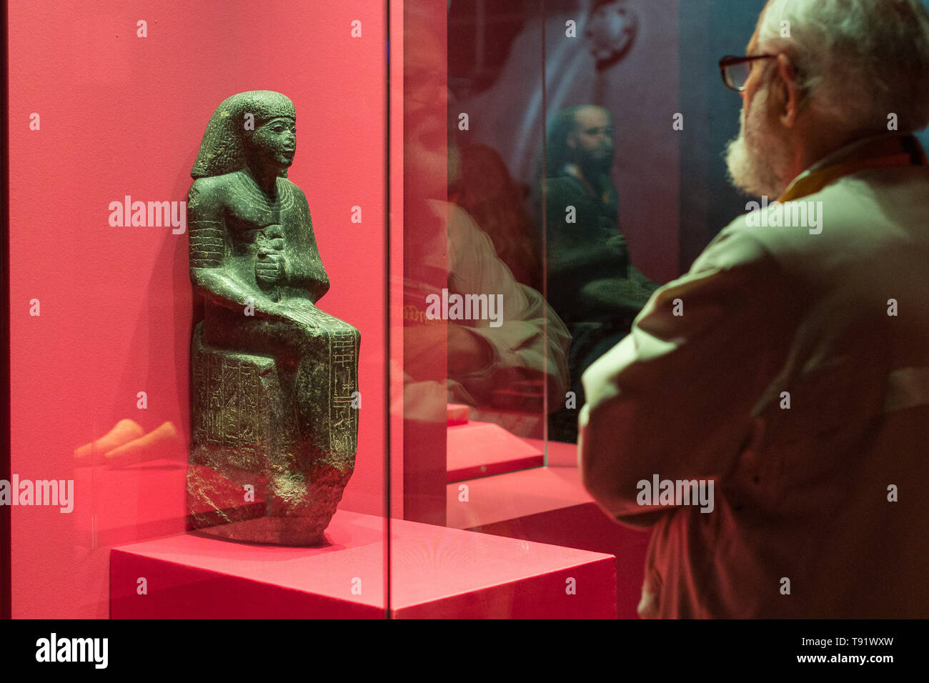 16 maggio 2019, Saarland, Völkingen: seduto statua di Merimose può essere visto nella mostra "Faraoni Gold - 3000 anni di antichità egiziane di alta cultura' presso il sito del Patrimonio Culturale Mondiale Völklinger Hütte. Secondo il museo, i circa 160 presenta forma la più grande collezione di "esclusivo e magico' gold presenta dall'antico Egitto. Essi saranno esposte in questa forma per la prima volta. La mostra sarà aperta su 18.05. e corre fino al 24.11. Foto: Oliver Dietze/dpa Foto Stock