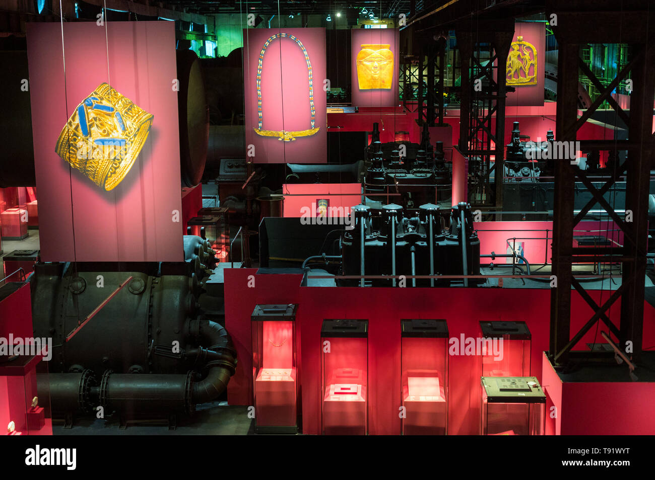 16 maggio 2019, Saarland, Völkingen: la mostra 'Faraoni Gold - 3000 anni di antichità egiziane di alta cultura' può essere visto nella sala del ventilatore del sito del Patrimonio Culturale Mondiale a Völklingen Ferriere. Secondo il museo, i circa 160 presenta forma la più grande collezione di "esclusivo e magico' gold presenta dall'antico Egitto. Essi saranno esposte in questa forma per la prima volta. La mostra sarà aperta su 18.05. e corre fino al 24.11. Foto: Oliver Dietze/dpa Foto Stock