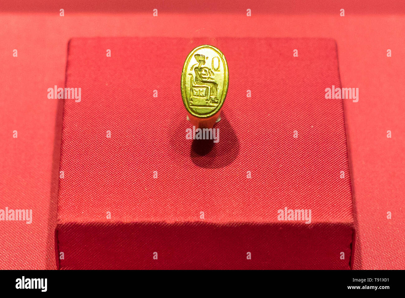 16 maggio 2019, Saarland, Völkingen: un anello di tenuta raffigurante Nefertiti può essere visto nella mostra "Faraoni Gold - 3000 anni di antichità egiziane di alta cultura' presso il sito del Patrimonio Culturale Mondiale Völklinger Hütte. Secondo il museo, i circa 160 presenta forma la più grande collezione di "esclusivo e magico' gold presenta dall'antico Egitto. Essi saranno esposte in questa forma per la prima volta. La mostra sarà aperta su 18.05. e corre fino al 24.11. Foto: Oliver Dietze/dpa Foto Stock