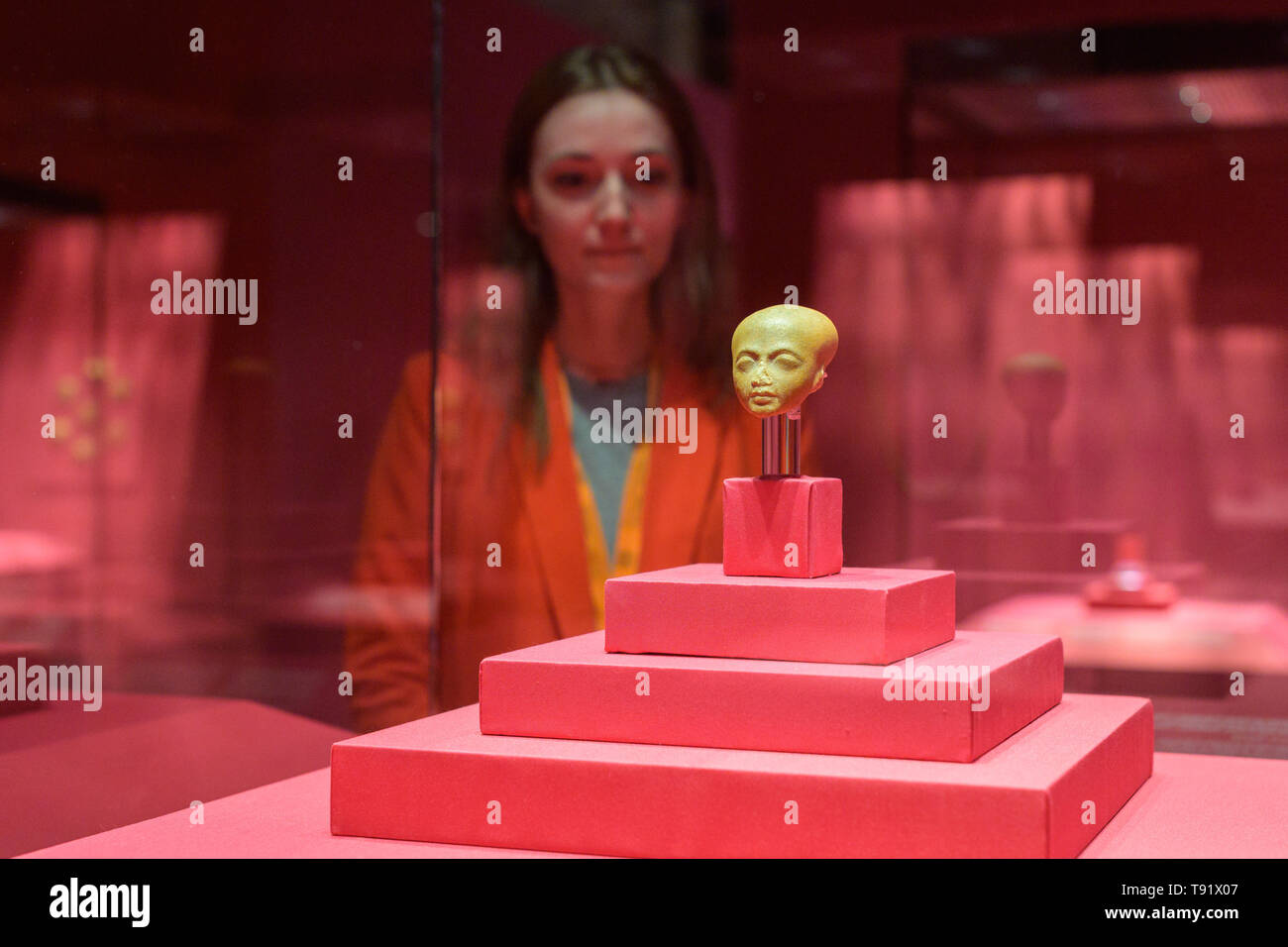 16 maggio 2019, Saarland, Völkingen: una testa del principe di Tutankhamun fatta di quarzite può essere visto nella mostra "Faraoni Gold - 3000 anni di antichità egiziane di alta cultura' presso il sito del Patrimonio Culturale Mondiale Völklinger Hütte. Secondo il museo, i circa 160 presenta forma la più grande collezione di "esclusivo e magico' gold presenta dall'antico Egitto. Essi saranno esposte in questa forma per la prima volta. La mostra sarà aperta su 18.05. e corre fino al 24.11. Foto: Oliver Dietze/dpa Foto Stock