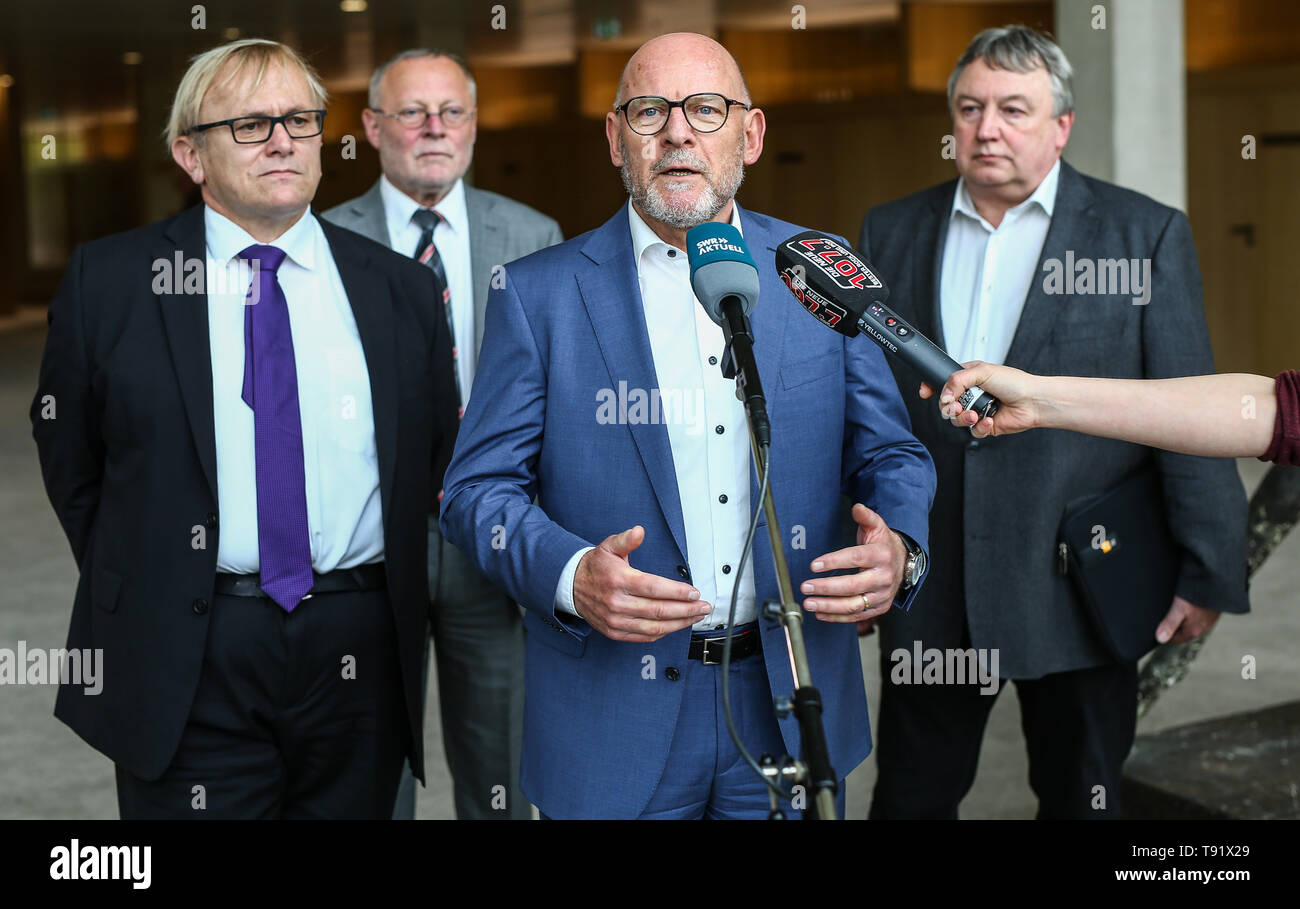 Stuttgart, Germania. 16 Maggio, 2019. Martin Selig (l-r), Responsabile Regionale di Produzione a DB Regio nel Baden-Württemberg, Romana Müller, Managing Director di Abellio Baden-Württemberg, Winfried Hermann (Bündnis 90/Die Grünen), il ministro dei Trasporti del Baden-Württemberg e Hans Peter Sienknecht, Direttore Commerciale Go-Ahead Baden-Württemberg, stare fianco a fianco in un comunicato stampa sul cambiamento di operatore in Stuttgart rete ferroviaria. Credito: Christoph Schmidt/dpa/Alamy Live News Foto Stock