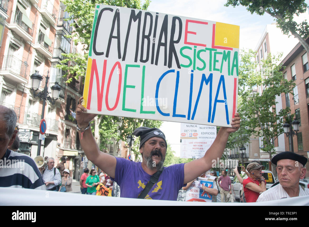 Nella foto di un uomo con una targhetta, abbiamo bisogno di cambiare il sistema in Spagna. 8 anni di celebrazione del progetto politico di Madrid 15 m, il popolo o Foto Stock