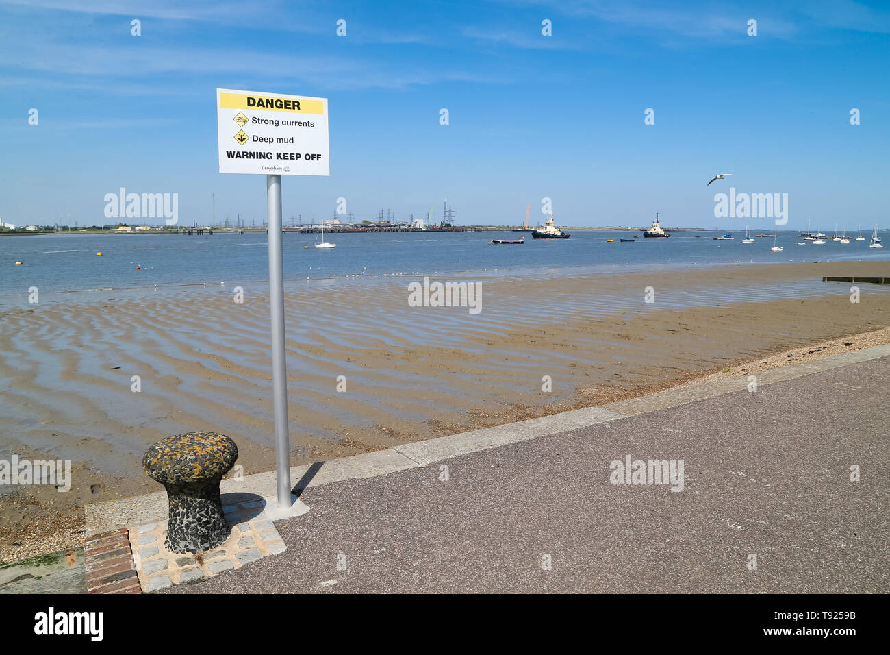 Gravesend,Kent, Regno Unito. Un segno di avvertimento del pericolo di fango e di forti correnti accanto al Fiume Tamigi a Gravesend. Foto Stock