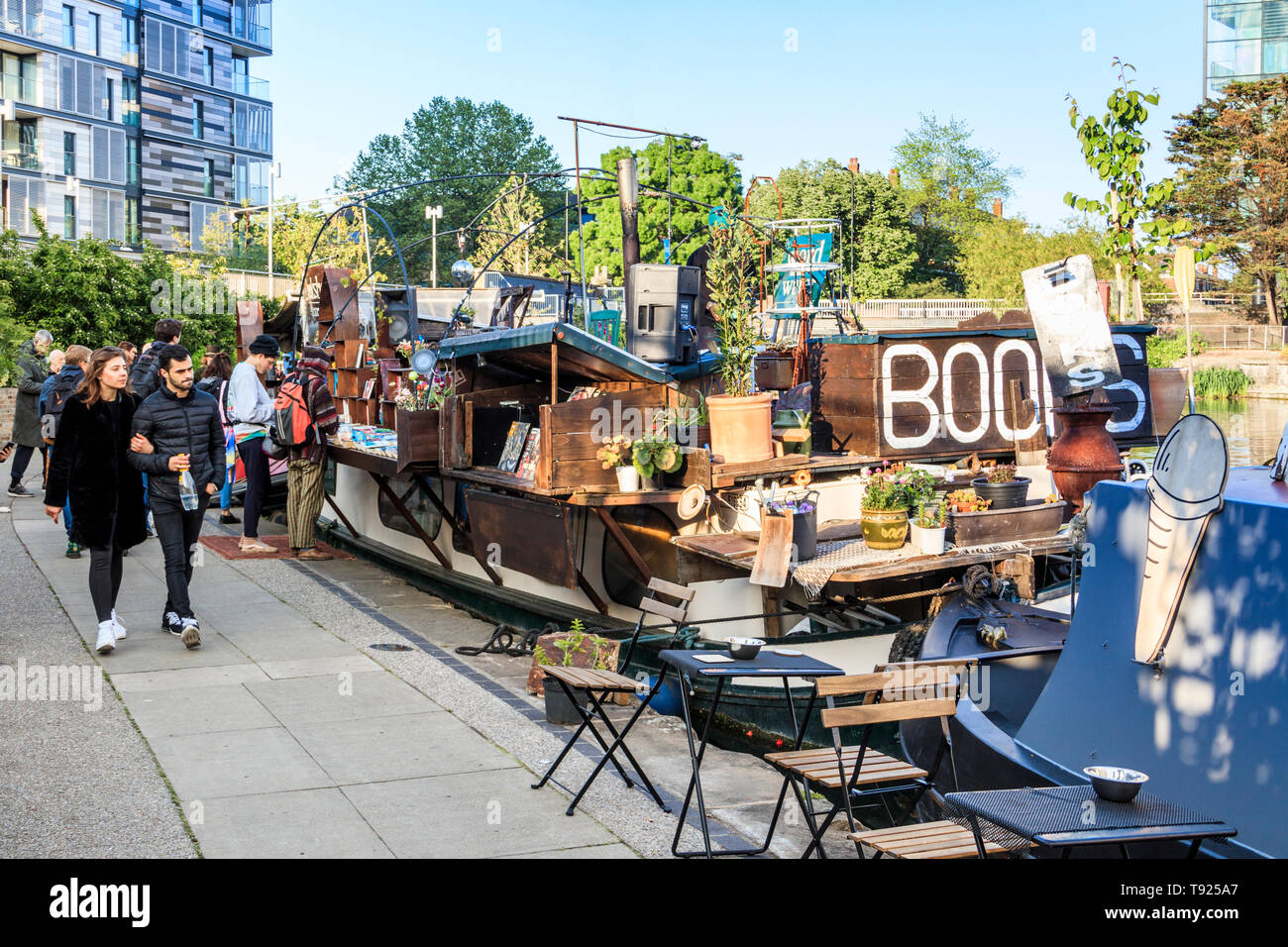 La parola "sull'acqua", il London Bookbarge sul Regent's Canal a King's Cross, Londra, Regno Unito, 2019 Foto Stock