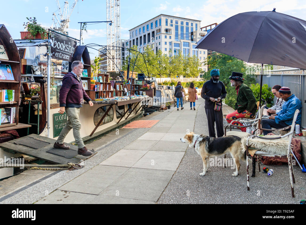 La parola "sull'acqua", il London Bookbarge sul Regent's Canal a King's Cross, Londra, Regno Unito, 2019 Foto Stock