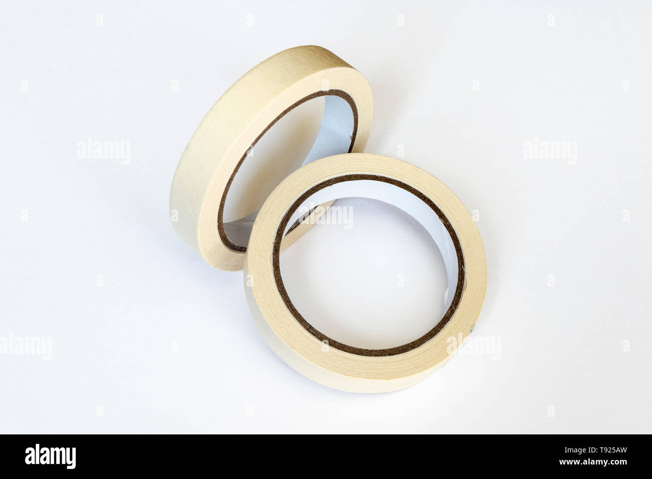 Due rotoli di nastro di mascheratura isolato su uno sfondo bianco Foto Stock