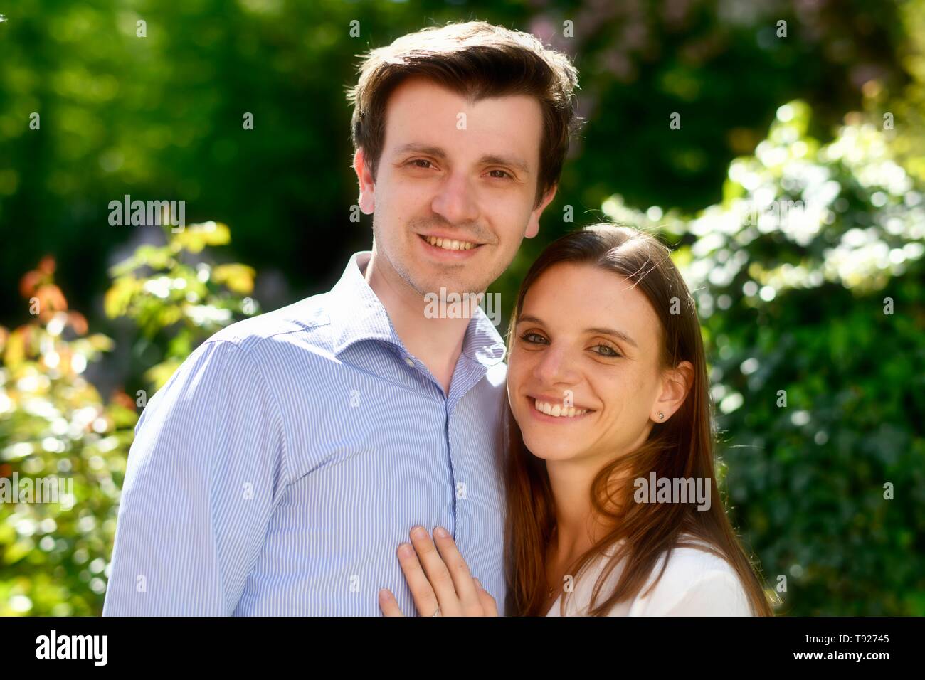 Giovane coppia felice, Baden-Württemberg, Germania Foto Stock