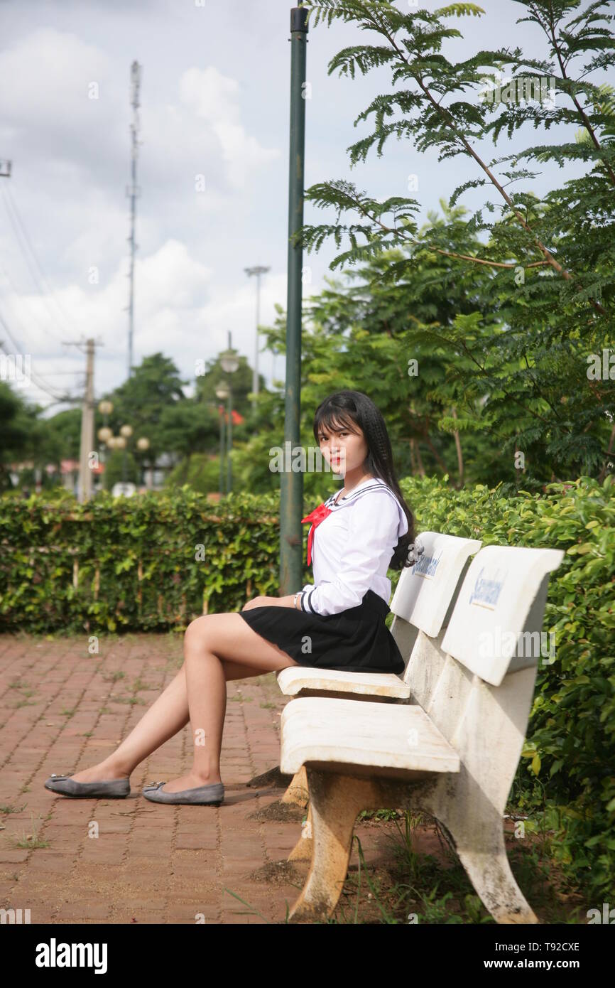 Foto di uno studente ragazza seduta in un parco a riposo Foto Stock