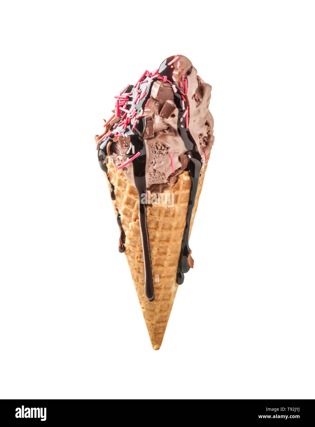 Cono di cialda con deliziosi gelati e salsa al cioccolato su sfondo bianco Foto Stock