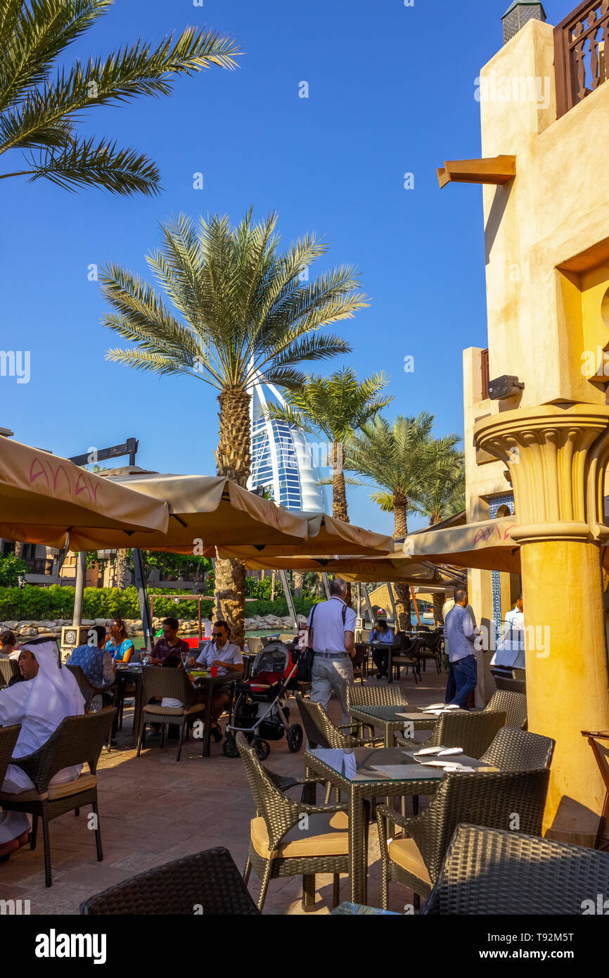 Dubai, Emirati Arabi Uniti - 29 Novembre 2018: ristorante all'aria aperta sulle rive della pittoresca baia nell'hotel 'Jumeirah Al Qasr". Foto Stock