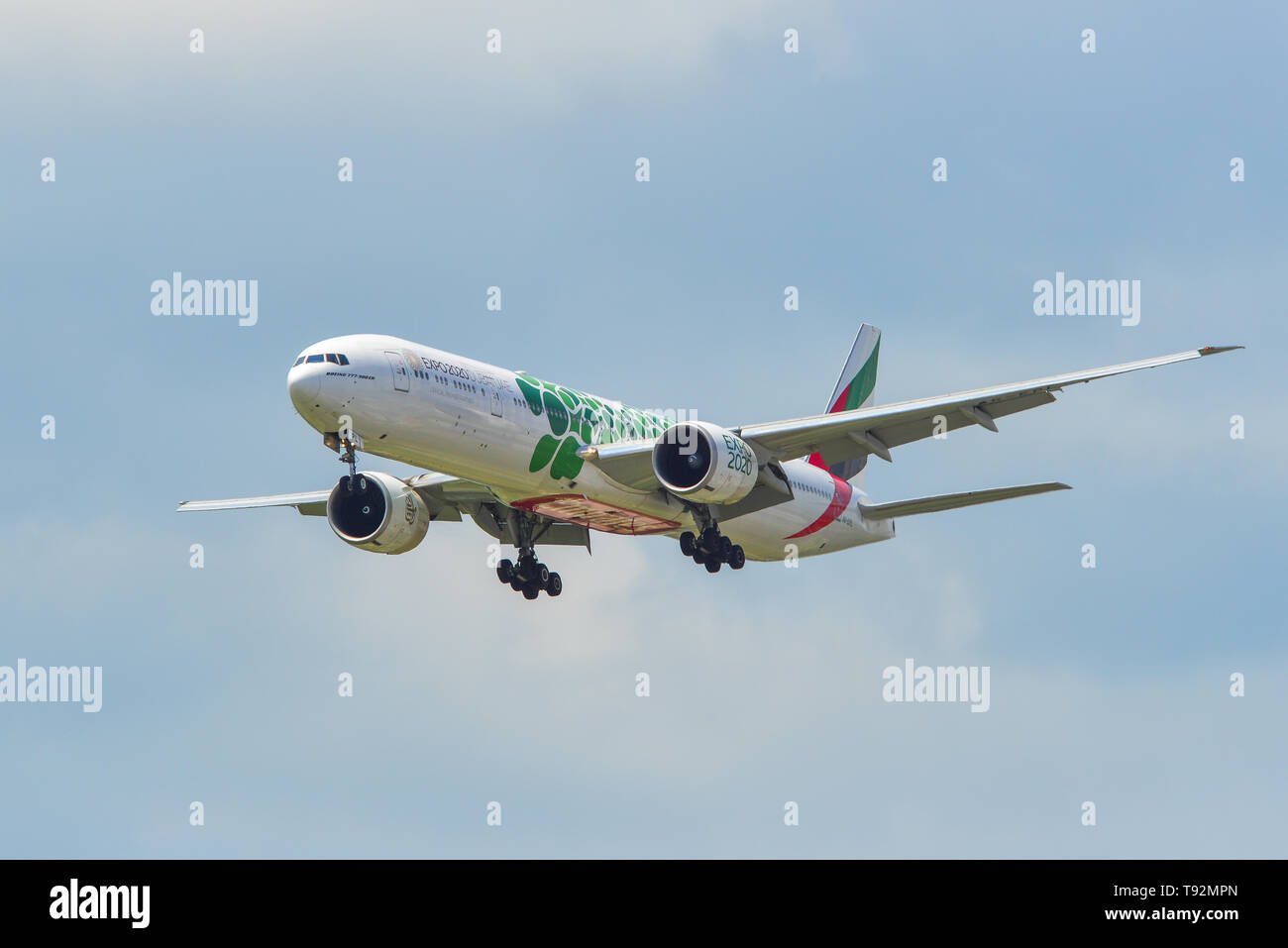 Singapore - Mar 27, 2019. A6-EPL Emirates Boeing 777-300ER (Green Expo) in atterraggio a Changi Airport (SIN). Foto Stock