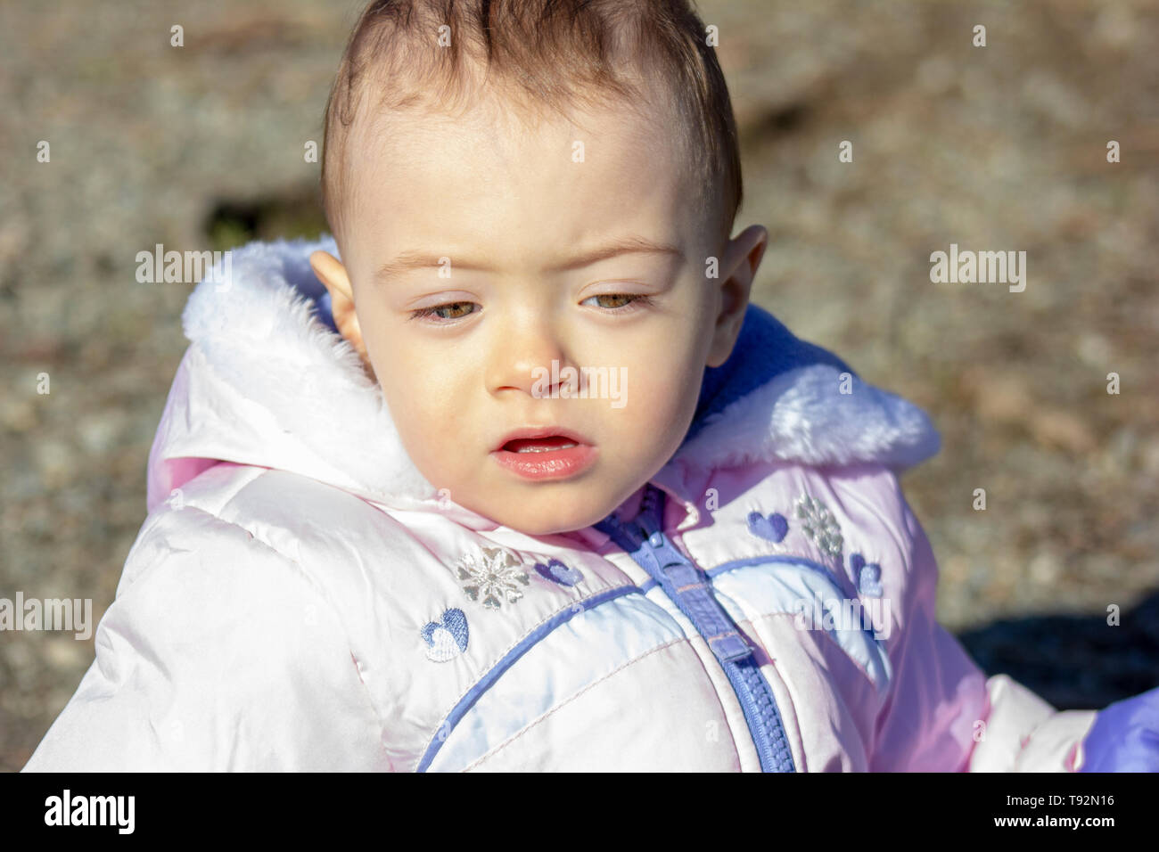 20 mesi di età bambino sta godendo il bel tempo invernale. Fornito in dotazione per il freddo. 1.5 anni toddler passeggiate nei parchi quando il sole è fuori. Foto Stock