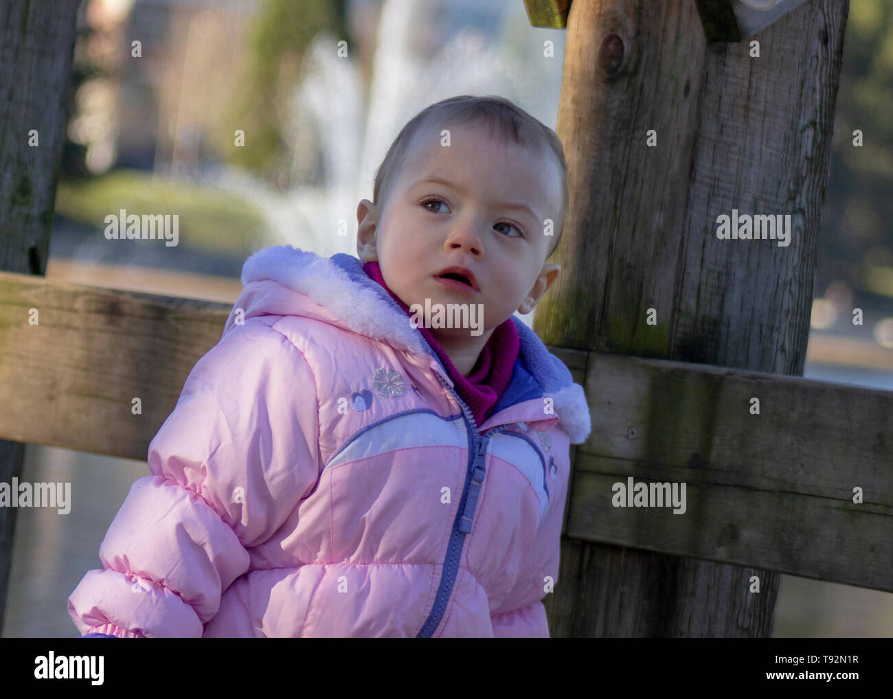20 mesi di età bambino sta godendo il bel tempo invernale. Fornito in dotazione per il freddo. 1.5 anni toddler passeggiate nei parchi quando il sole è fuori. Foto Stock