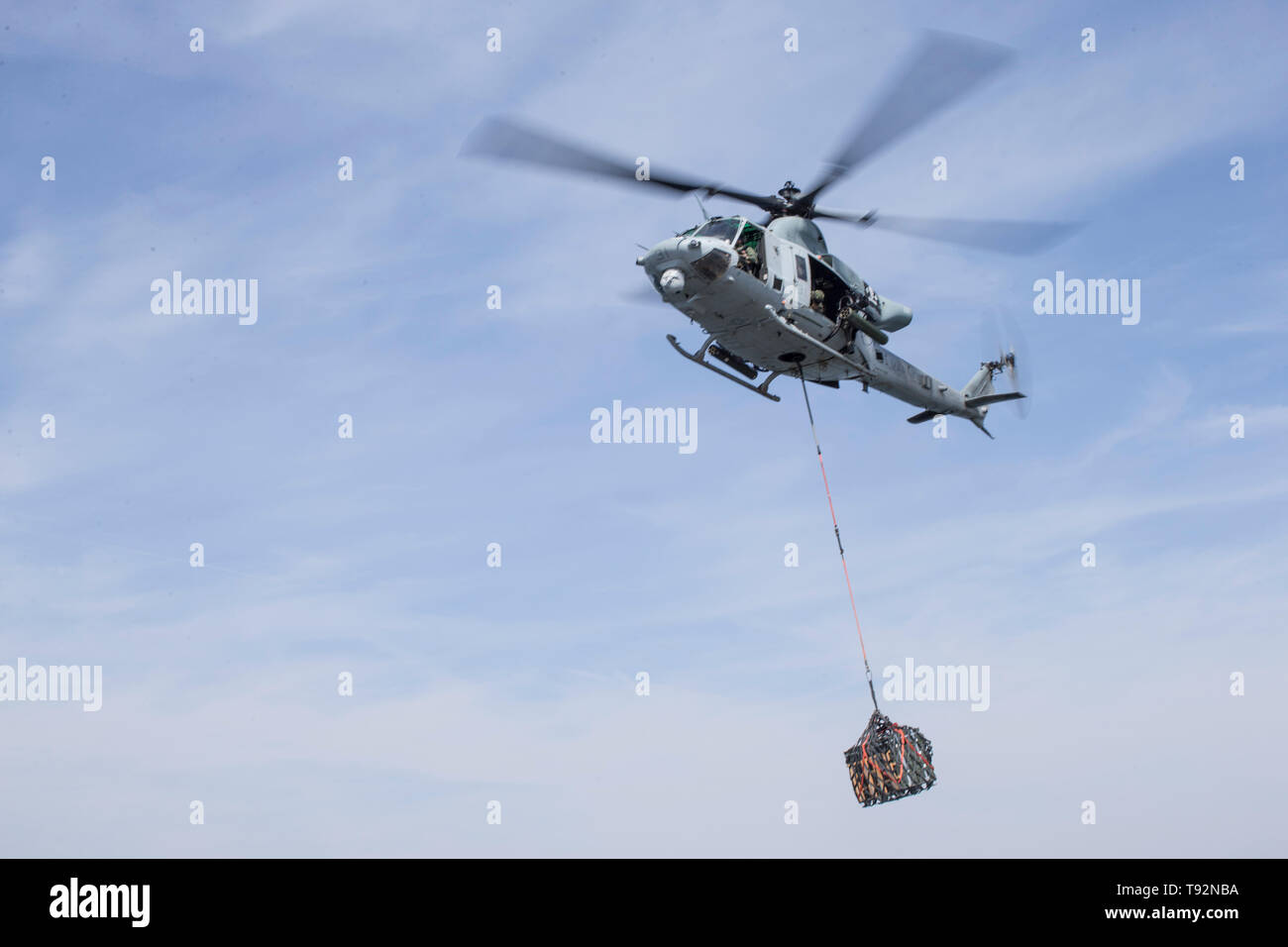 190502-M-CE058-0156 OCEANO PACIFICO (2 maggio 2019) UH-1Y Venom con mezzo marino Tiltrotor Squadron (VMM) 163 (rinforzato), undicesimo Marine Expeditionary Unit (MEU), esternamente trasporta le munizioni durante un rifornimento verticale. I marines e marinai della XI MEU stanno conducendo le operazioni di routine come parte del Boxer anfibio gruppo pronto. (U.S. Marine Corps photo by Lance Cpl. Dalton S. Swanbeck) Foto Stock