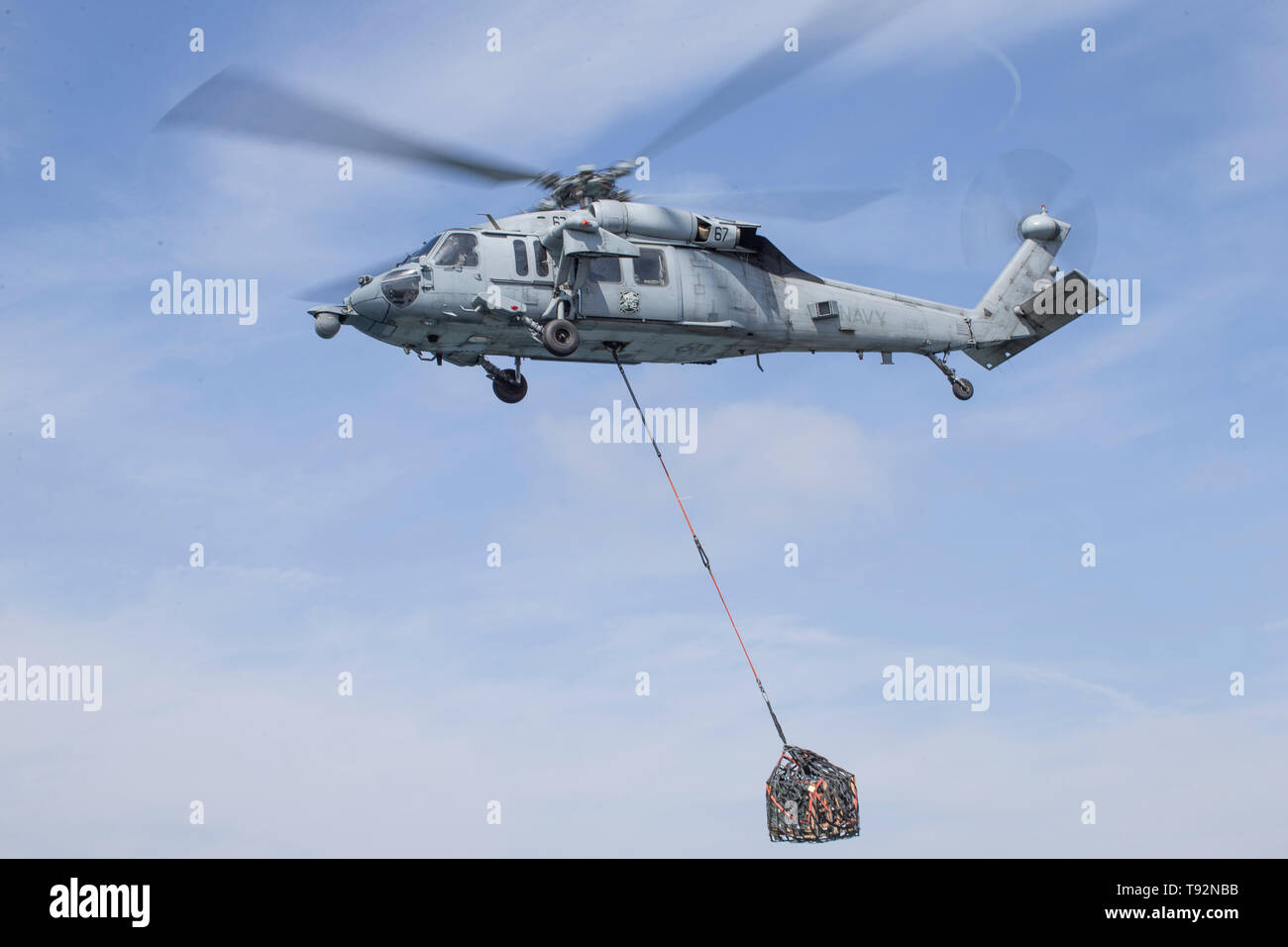 190502-M-CE058-0240 OCEANO PACIFICO (2 maggio 2019) un MH-60S Sea Hawk elicottero attaccato con elicottero mare squadrone di combattimento (HSC) 21, esternamente trasporta le munizioni durante un rifornimento verticale. I marines e marinai della xi Marine Expeditionary Unit stanno conducendo le operazioni di routine come parte del Boxer anfibio gruppo pronto. (U.S. Marine Corps photo by Lance Cpl. Dalton S. Swanbeck) Foto Stock