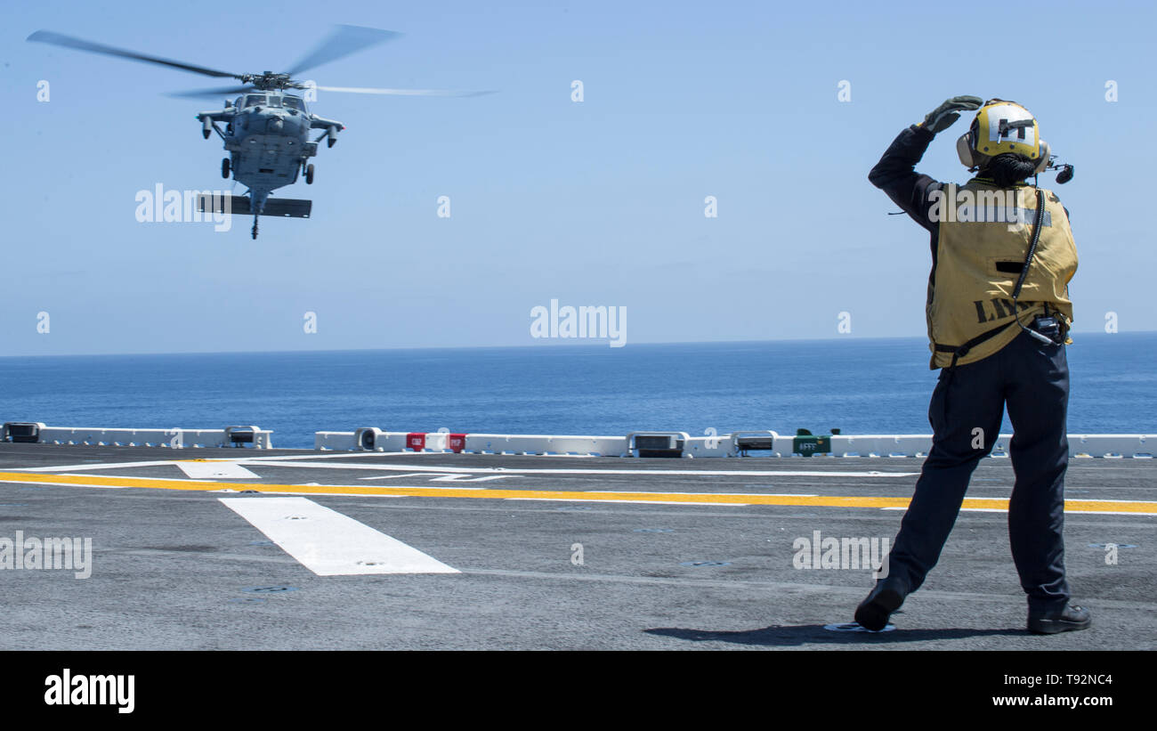 190503-M-CE058-0054 OCEANO PACIFICO (3 maggio 2019) un MH-60S Sea Hawk elicottero elicottero con mare squadrone di combattimento (HSC) 21, si prepara a terra durante le operazioni di volo a bordo di un assalto anfibio nave USS Boxer (LHD 4). I marines e marinai della XI MEU stanno conducendo le operazioni di routine come parte del Boxer anfibio gruppo pronto. (U.S. Marine Corps photo by Lance Cpl. Dalton S. Swanbeck) Foto Stock