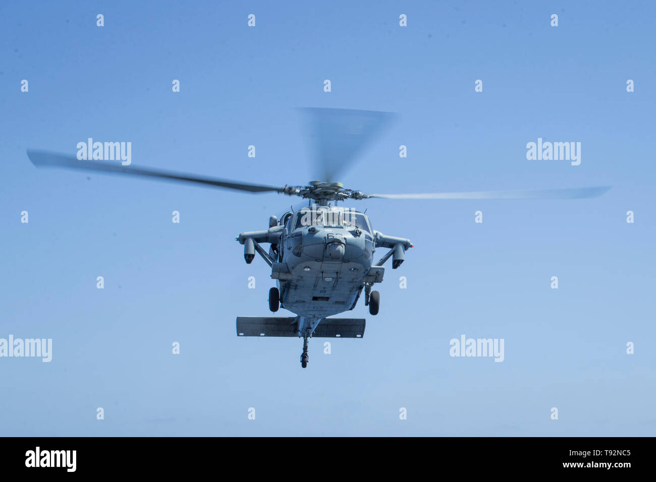190503-M-CE058-0058 OCEANO PACIFICO (3 maggio 2019) un MH-60S Sea Hawk elicottero elicottero con mare squadrone di combattimento (HSC) 21, si prepara a terra durante le operazioni di volo a bordo di un assalto anfibio nave USS Boxer (LHD 4). I marines e marinai della xi Marine Expeditionary Unit stanno conducendo le operazioni di routine come parte del Boxer anfibio gruppo pronto. (U.S. Marine Corps photo by Lance Cpl. Dalton S. Swanbeck) Foto Stock