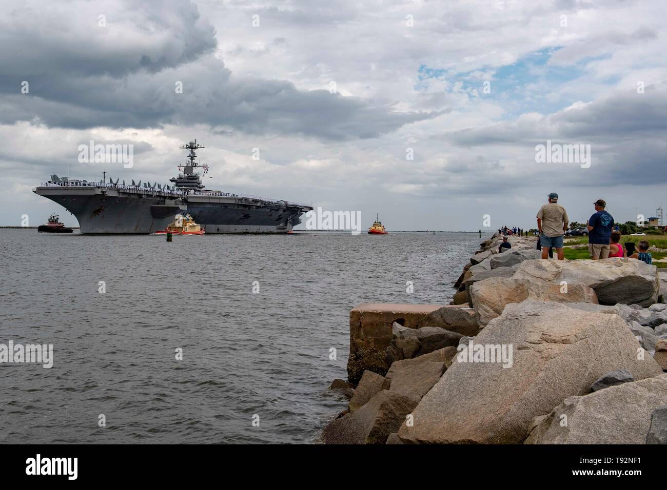 190513-N-KK394-024 NAVAL STATION MAYPORT, Fla. (13 maggio 2019) La portaerei USS John C. Stennis CVN (74) tira in Naval Station Mayport Fla., 13 maggio 2019. John C. Stennis è operante negli Stati Uniti 2a flotta a sostegno di operazioni navali per mantenere maritime la stabilità e la sicurezza nell'Atlantico e Artico al fine di garantire l'accesso, dissuadere aggressione e di difesa degli Stati Uniti, degli alleati e degli interessi dei partner. (U.S. Foto di Marina di Massa lo specialista di comunicazione 2a classe Anderson W. filiale/rilasciato) Foto Stock