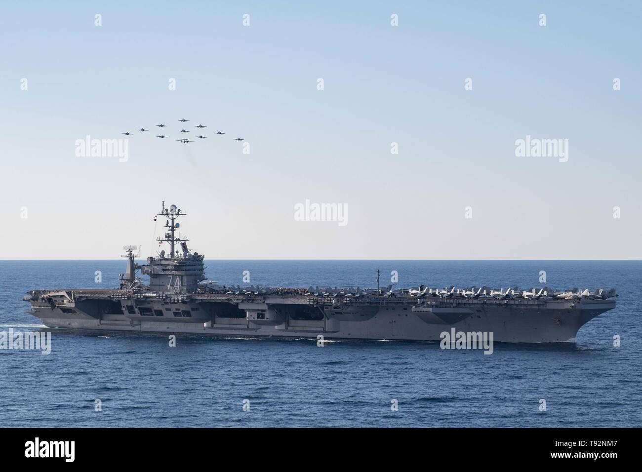 Aeromobili, assegnati al vettore Air Wing (CVW) 9, volare in formazione oltre la portaerei USS John C. Stennis (CVN 74) durante un aria di dimostrazione di potenza nell'Oceano Atlantico, 14 maggio 2019. John C. Stennis ha oltre 1000 membri della famiglia e amici ha intrapreso una crociera tiger a seguito di una distribuzione per gli Stati Uniti 3a, 5a, 6a, e 7a flotta aree di responsabilità. John C. Stennis è operante negli Stati Uniti 2a flotta a sostegno di operazioni navali per mantenere maritime la stabilità e la sicurezza nell'Atlantico e Artico al fine di garantire l'accesso, dissuadere aggressione e di difesa degli Stati Uniti, alleati e par Foto Stock