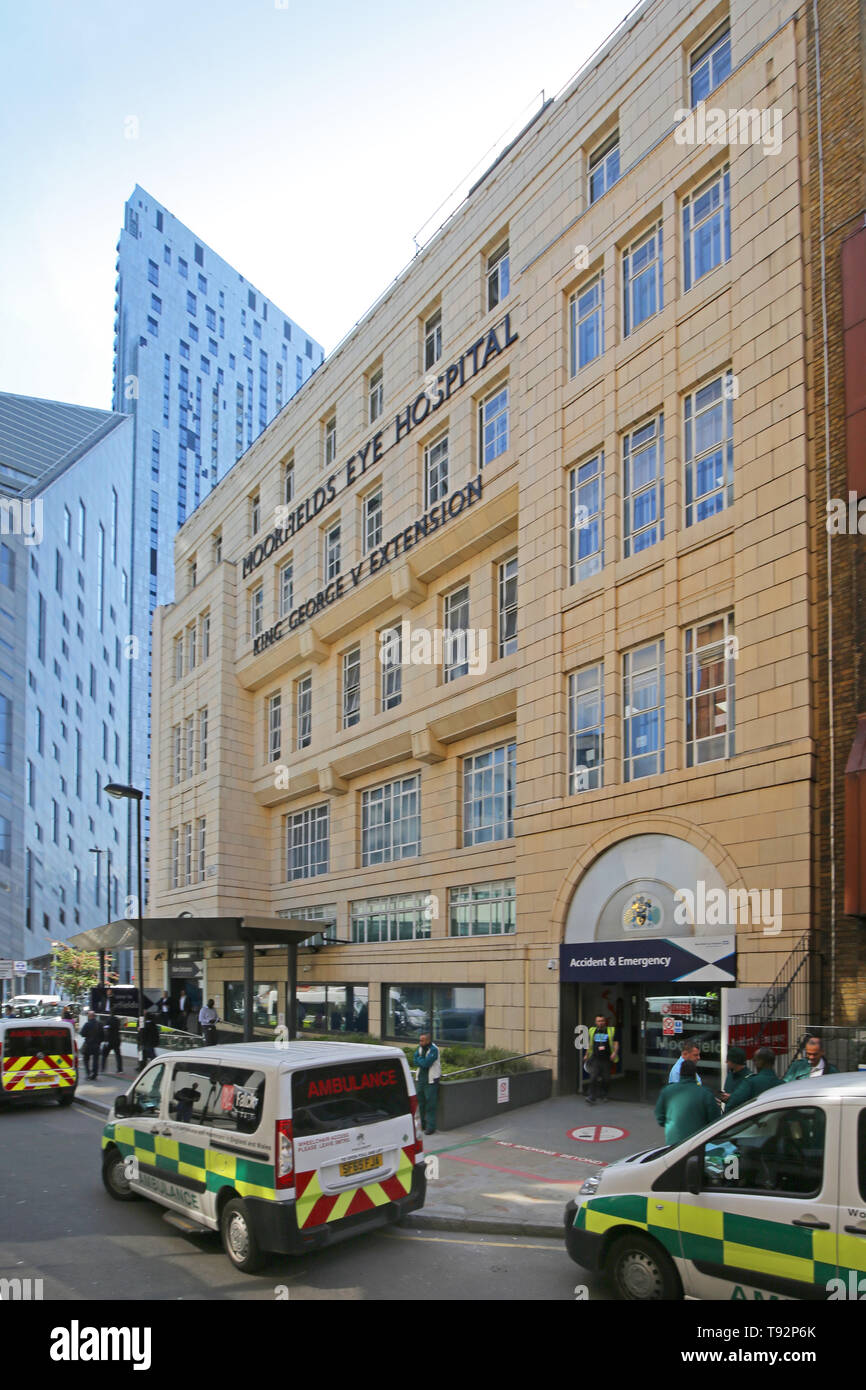 Principali ingresso pubblico a Londra il famoso Moorfields Eye Hospital, vicino alla vecchia strada. Mostra George V estensione edificio. Foto Stock