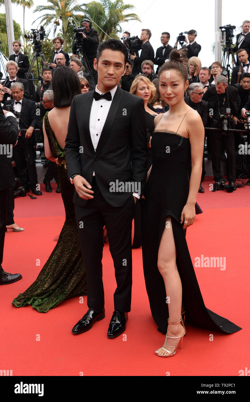 15 maggio 2019 - Cannes, Francia - CANNES, Francia - 15 Maggio: Ospiti cartelloni display lettura ''Stop il bombardamento di ospedali'' come essi arrivano per la proiezione del film "Les Miserables'' alla 72esima edizione del Festival del Cinema di Cannes a Cannes, Francia meridionale, il 15 maggio 2019. (Credito Immagine: © Federico InjimbertZUMA filo) Foto Stock