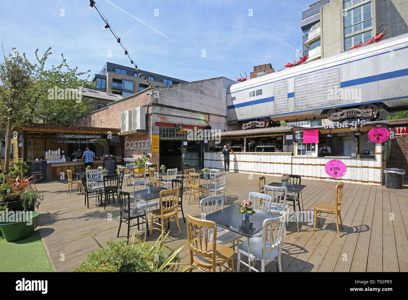 Cantiere di aceto, una nuova area di pop-up bar, caffetterie e bancarelle del mercato vicino alla stazione London Bridge, Londra, Regno Unito. Treno e giant ant artwork da Joe Rush. Foto Stock