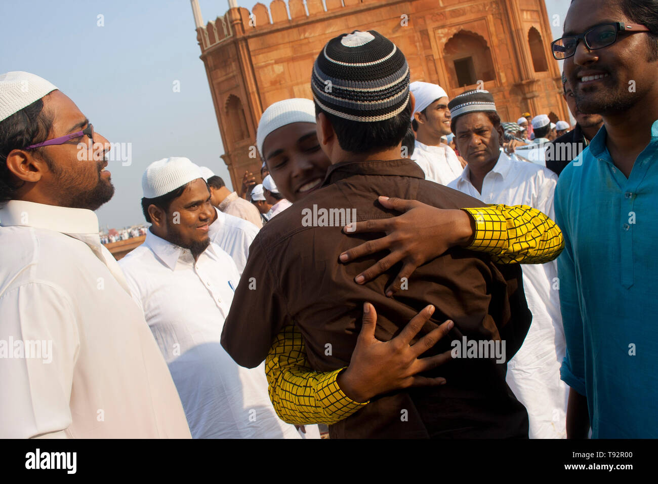 Gli uomini abbracciando il Festival di Eid, il Bazaar Meena, Chandni Chowk, Delhi, 16 Ottobre 2013 Foto Stock