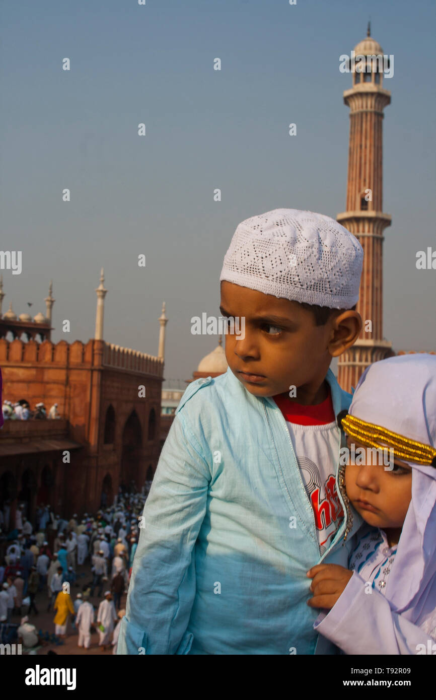 Due fratelli abbracciando il Festival di Eid, il Bazaar Meena, Chandni Chowk, Delhi, 16 Ottobre 2013 Foto Stock