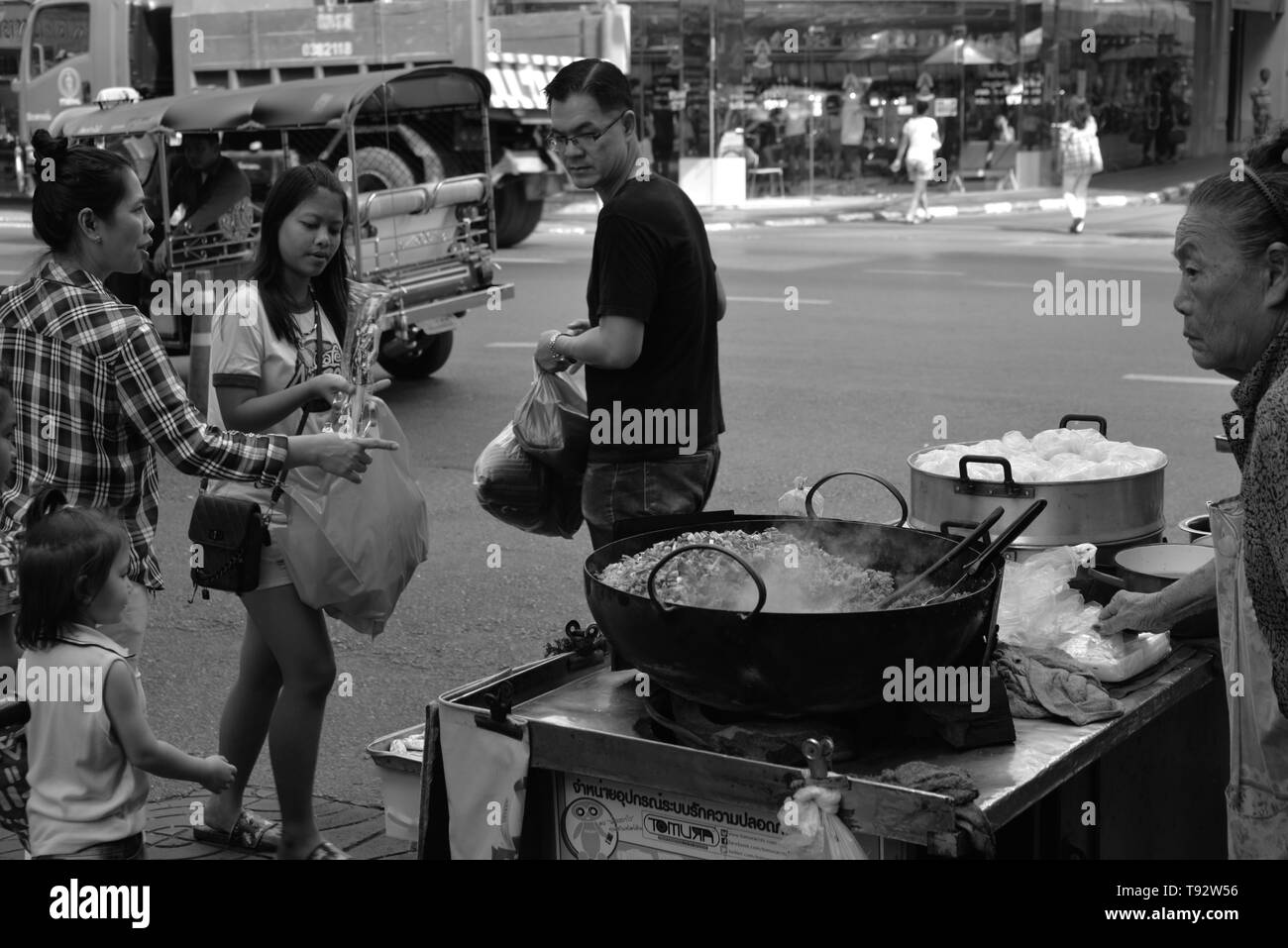 Osservazione i passanti su una fumante wok, pasakdek Foto Stock