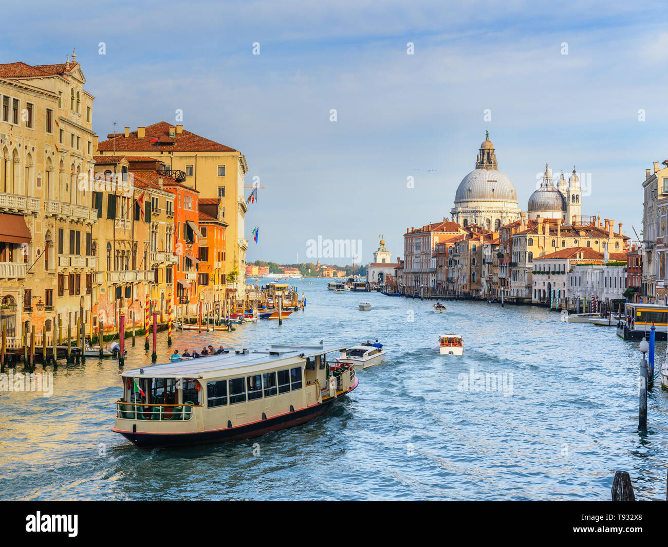 Vista del Canal Grande dal Ponte dell'Accademia a Venezia. Italia Foto Stock