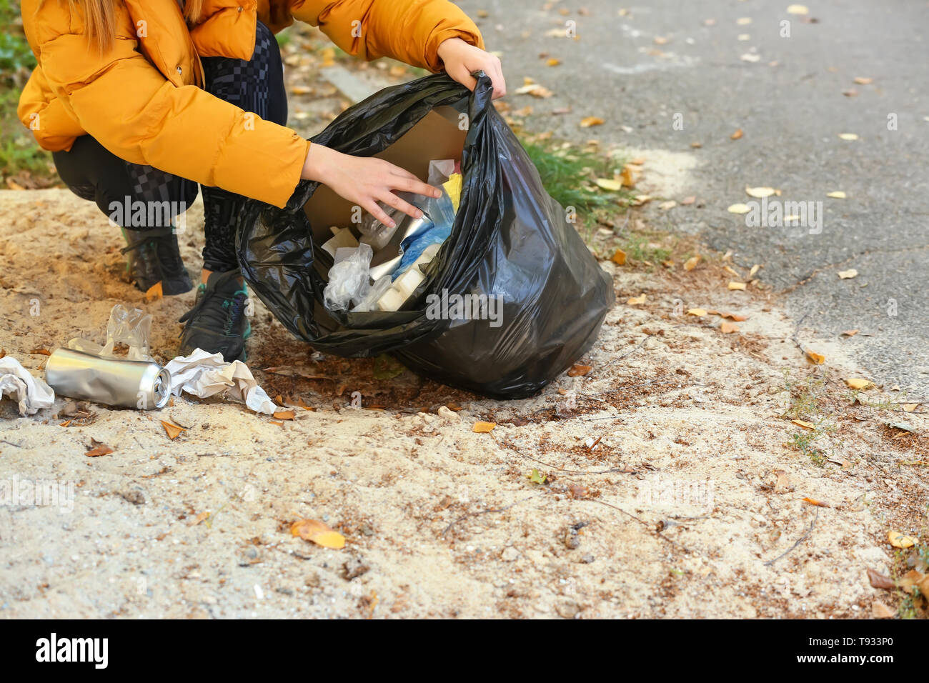 Donna nel cestino di raccolta all'aperto Foto Stock