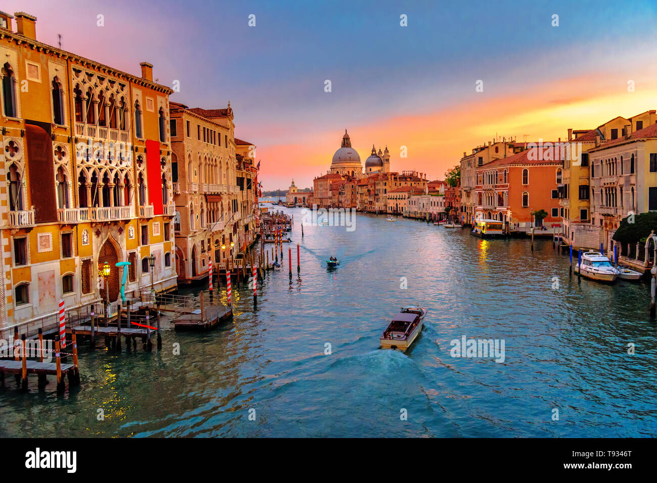 Vista del Canal Grande dal Ponte dell'Accademia sul tramonto a Venezia. Italia Foto Stock