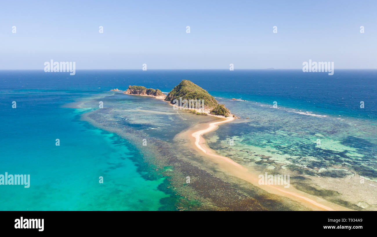 Piccola isola deserta con una spiaggia di sabbia e barriera corallina.laguna turchese e sandbank.Filippine vista aerea Foto Stock