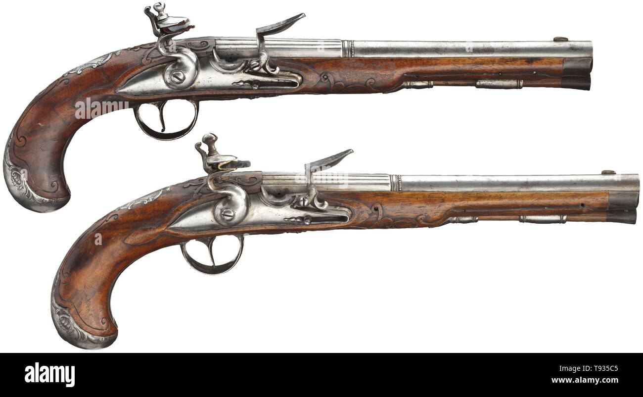 Una coppia tedesca di flintlock pistols, circa 1760 ottagonali (Italiano) a due fase liscia, barili in 13 mm di calibro, rigati in calzoncini, poi rotondo, con argento attrazioni anteriore. Leggermente chiselled flintlocks ricurva con le piastre di bloccaggio, uno cockjaw sostituito. Legno di noce intagliato stock con avvisatore acustico nasi e arredi in ferro splendidamente intagliato con rocailles. Originale ramrods in legno con tromba suggerimenti. Coppia intatta di pistole che può essere notevolmente migliorata mediante il restauro. Lunghezza 38,5 cm ciascuno. storica, storica, Gun, pistole, armi da fuoco, braccio di fuoco, armi da fuoco, il fuoco , Additional-Rights-Clearance-Info-Not-Available Foto Stock