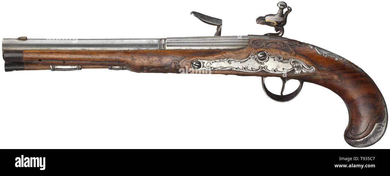 Una coppia tedesca di flintlock pistols, circa 1760 ottagonali (Italiano) a due fase liscia, barili in 13 mm di calibro, rigati in calzoncini, poi rotondo, con argento attrazioni anteriore. Leggermente chiselled flintlocks ricurva con le piastre di bloccaggio, uno cockjaw sostituito. Legno di noce intagliato stock con avvisatore acustico nasi e arredi in ferro splendidamente intagliato con rocailles. Originale ramrods in legno con tromba suggerimenti. Coppia intatta di pistole che può essere notevolmente migliorata mediante il restauro. Lunghezza 38,5 cm ciascuno. storica, storica, Gun, pistole, armi da fuoco, braccio di fuoco, armi da fuoco, il fuoco , Additional-Rights-Clearance-Info-Not-Available Foto Stock