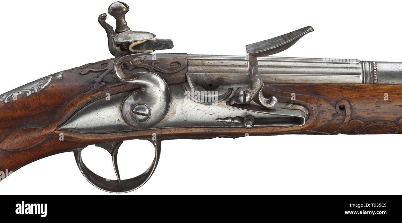 Una coppia tedesca di flintlock pistols, circa 1760 ottagonali (Italiano) a due fase liscia, barili in 13 mm di calibro, rigati in calzoncini, poi rotondo, con argento attrazioni anteriore. Leggermente chiselled flintlocks ricurva con le piastre di bloccaggio, uno cockjaw sostituito. Legno di noce intagliato stock con avvisatore acustico nasi e arredi in ferro splendidamente intagliato con rocailles. Originale ramrods in legno con tromba suggerimenti. Coppia intatta di pistole che può essere notevolmente migliorata mediante il restauro. Lunghezza 38,5 cm ciascuno. storica, storica, Gun, pistole, armi da fuoco, braccio di fuoco, armi da fuoco, il fuoco , Additional-Rights-Clearance-Info-Not-Available Foto Stock