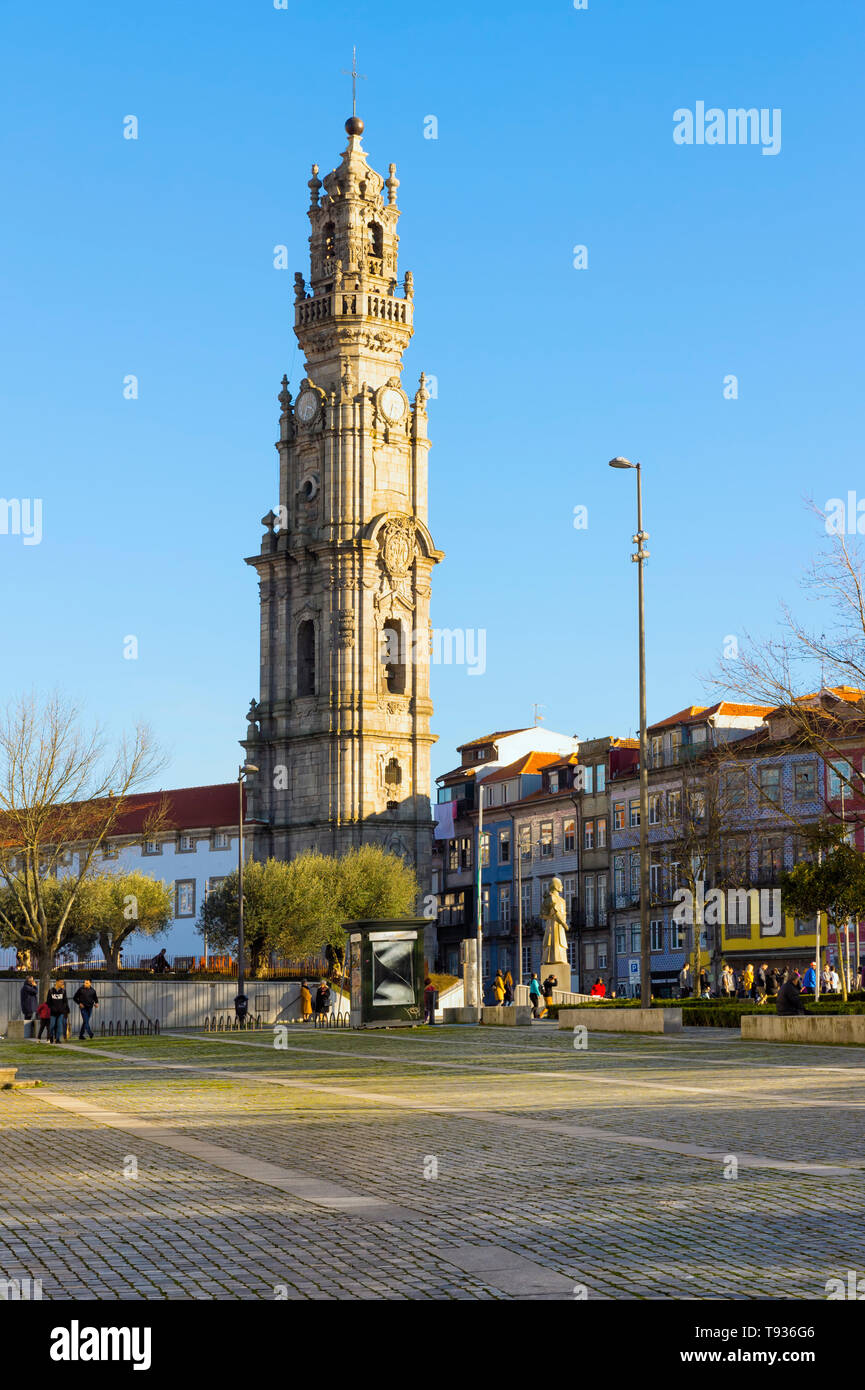 Torre dos Clerigos, la torre campanaria della chiesa Clerigos, Sito Patrimonio Mondiale dell'Unesco, Oporto, Portogallo Foto Stock