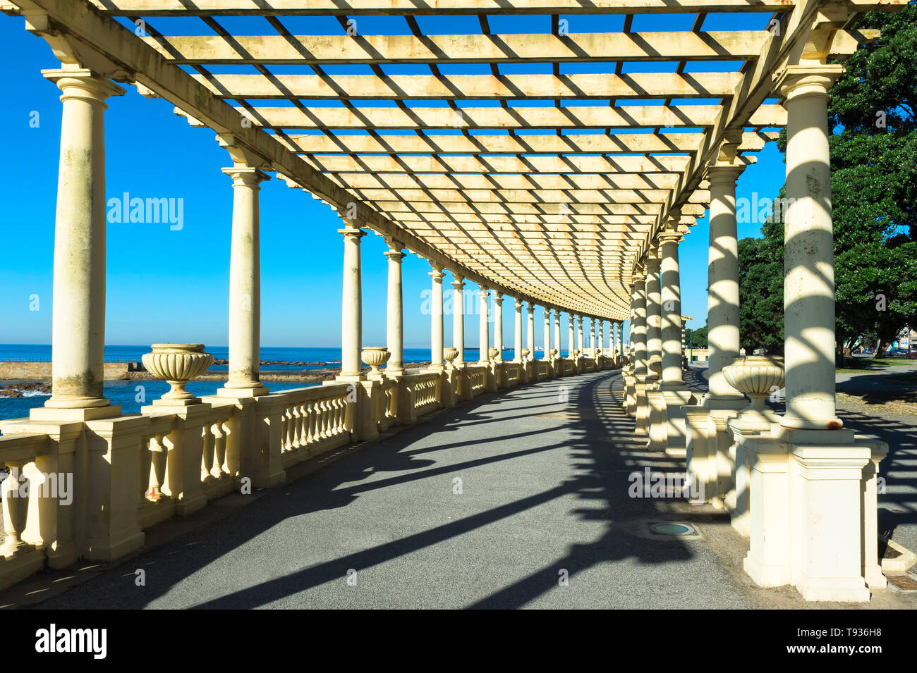 Pergola in Foz do Douro lungomare, la spiaggia di Porto, Portogallo Foto Stock