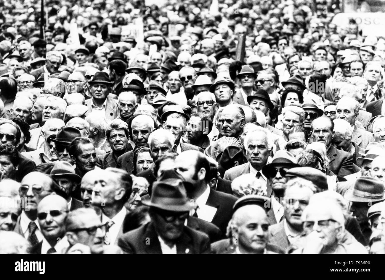 Persone durante una dimostrazione, 70s Foto Stock