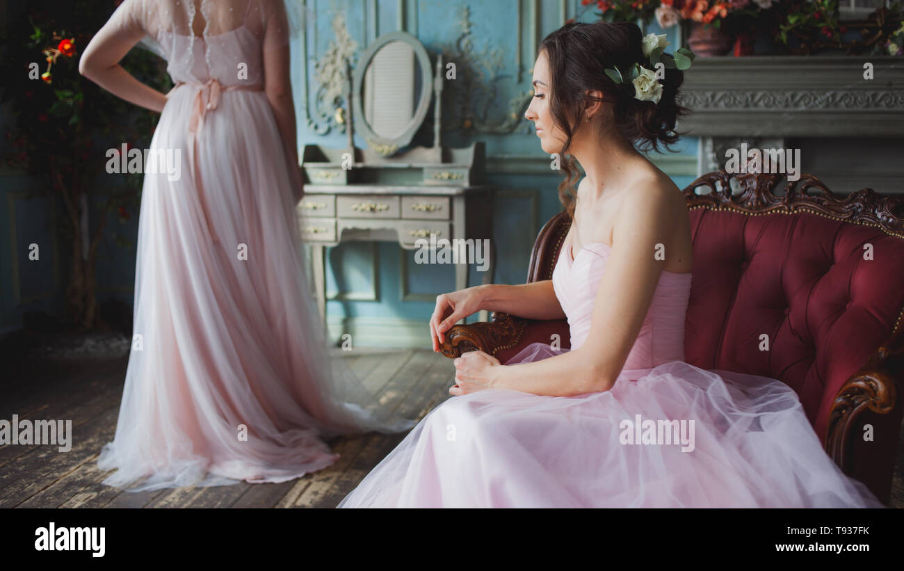 Sposa e le sue damigelle hanno. Giovani belle donne in rosa abiti da sposa matrimonio moda. Foto Stock